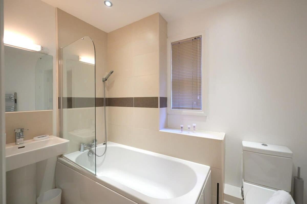 A Stylish Apartment With Parking In Preston Preston  Esterno foto